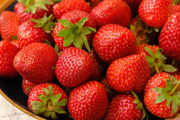 Nahaufnahme Teller mit Erdbeeren vorhanden. Horizontales Foto - Foto, Bild