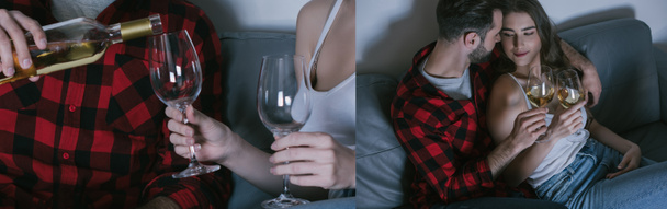 kollázs férfi öntő fehérbor üvegbe, és átöleli boldog lány, miközben ül a kanapén, vízszintes kép - Fotó, kép
