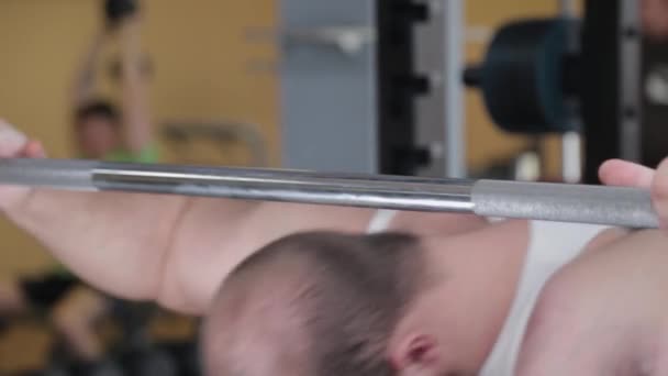 Egy nagy és erős súlyemelő készül guggolni egy súlyzóval.. - Felvétel, videó