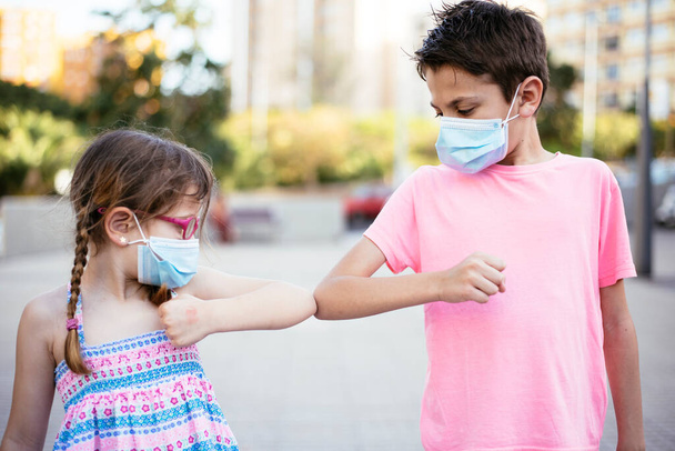 Děti se zdraví během pandemie koronaviru - Fotografie, Obrázek