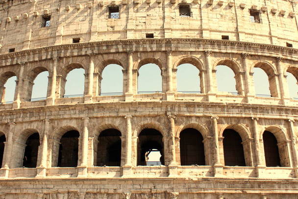 Μεγάλο Κολοσσαίο στη Ρώμη, Ιταλία, Ευρώπη. Ρωμαϊκό Κολοσσαίο close-up με καταγάλανο ουρανό. - Φωτογραφία, εικόνα