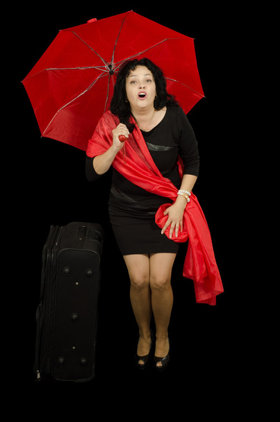 zralá žena s červeným deštníkem zpívá - Fotografie, Obrázek