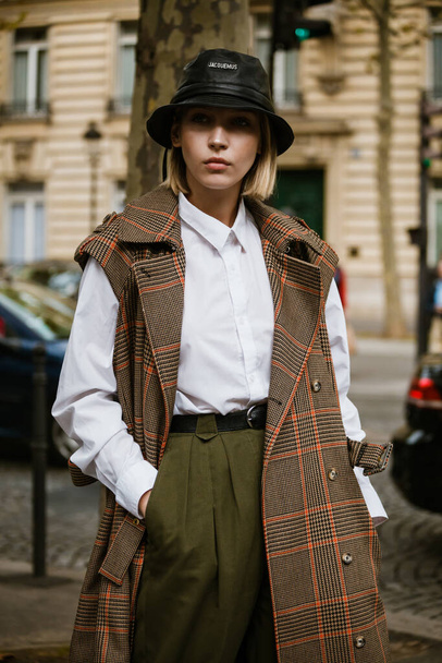 PARIS, FRANCJA - WRZESIEŃ 28, 2019: Gość po pokazie mody ALTUZARRA na Paryskim Tygodniu Mody Wiosna / Lato 2020 - Zdjęcie, obraz