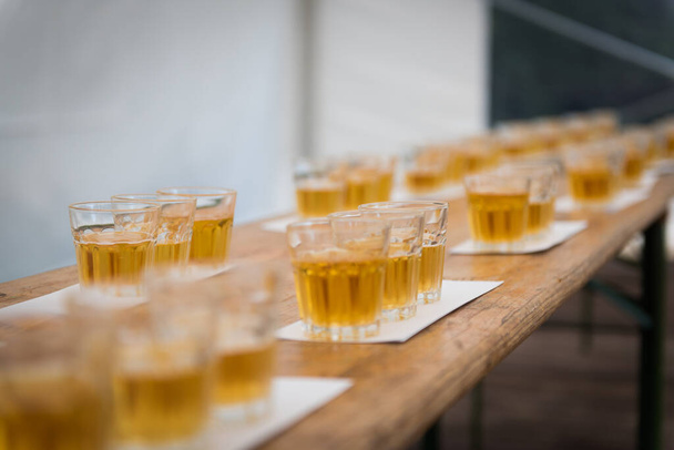 Lasit, joissa on vanhentunutta olutta ilman vaahtoa - Valokuva, kuva
