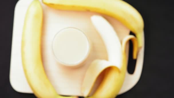 Batido de banana. Bananas em um fundo de luz cinza, foco seletivo
 - Filmagem, Vídeo