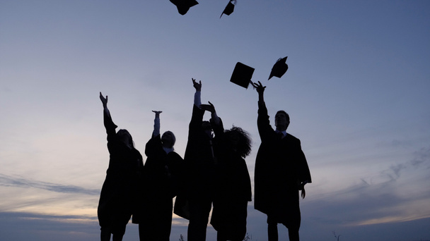 Silhouet van diverse internationale studenten die hun Graduat vieren - Foto, afbeelding