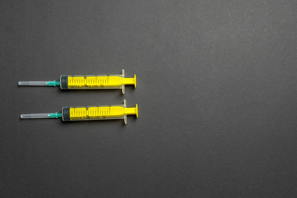 Κάτοψη συρίγγων στη σειρά για ιατρική ένεση σε πολύχρωμο φόντο με χώρο αντιγραφής. Έννοια υγείας και εμβολιασμού. - Φωτογραφία, εικόνα