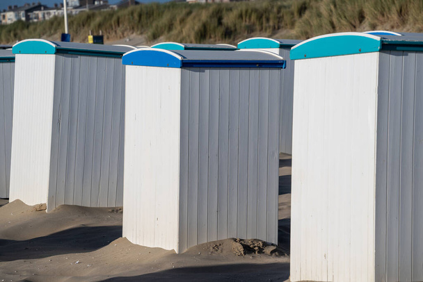 Langs het strand van Nederland vindt u veel strandhuisjes. Normaal gesproken worden ze bezet door toeristen die er het weekend verblijven of hun vakantie daar doorbrengen, nu zijn ze vaak leeg. - Foto, afbeelding