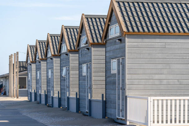 A lo largo de la playa de los Países Bajos se pueden encontrar un montón de casas de playa. Normalmente están ocupados por turistas que se quedan allí el fin de semana o pasan sus vacaciones allí, ahora a menudo están vacíos.
 - Foto, imagen