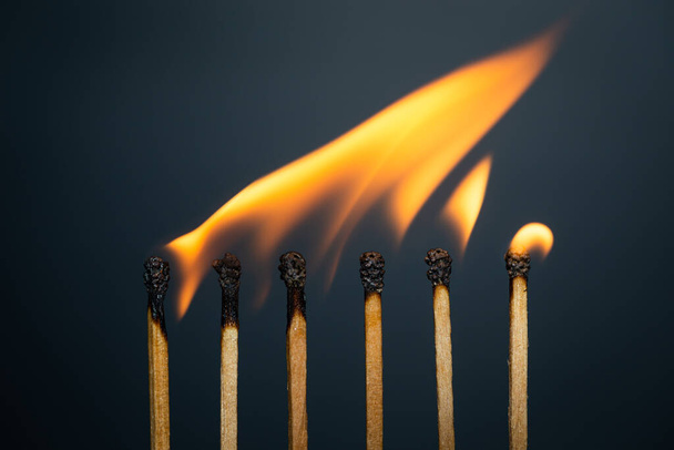 Grupo jogo queimando em um fundo preto detalhe arte
 - Foto, Imagem