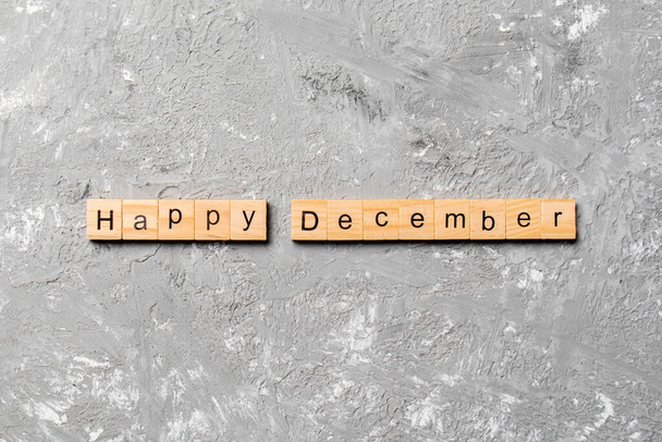 frohes Dezemberwort auf Holzblock geschrieben. fröhlicher Dezembertext auf dem Tisch, Konzept. - Foto, Bild