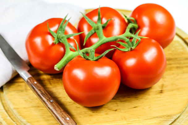 bunch tomatoes on a cutting board - Foto, immagini