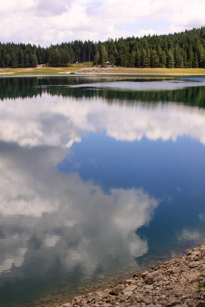 Crno Jezero (Lago Nero), Parco Nazionale di Durmitor, Montenegro. Riflessione delle nuvole nell'acqua
 - Foto, immagini