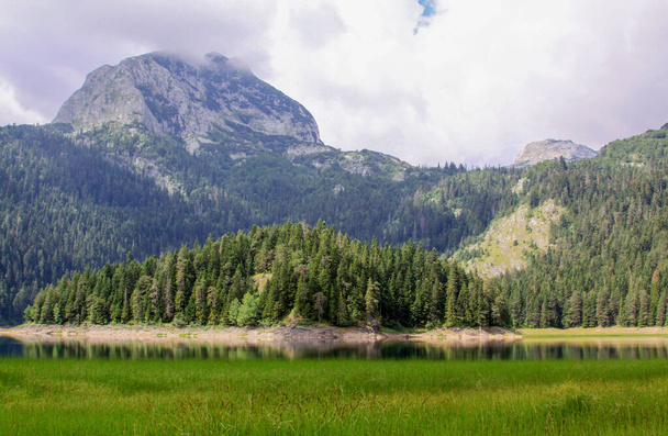 モンテネグロクノ・ジェゼロ（黒湖）とメッド・ピーク・デュルモーター国立公園 - 写真・画像