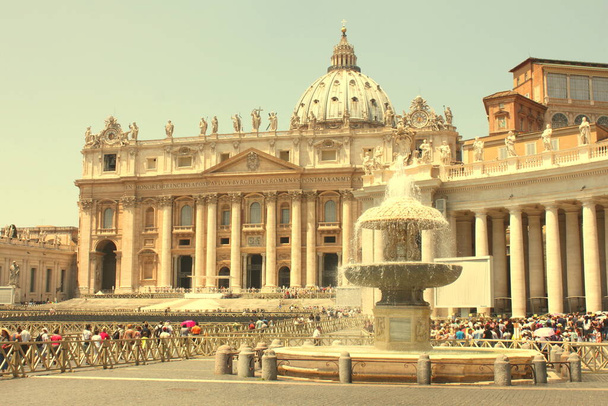 Szent Péter-bazilika a Vatikánváros Szent Péter téren. Vatikáni Múzeum, Róma, Olaszország. - Fotó, kép