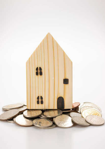 Préstamos hipotecarios, monedas ahorrando con el concepto de planificación financiera, aislado sobre fondo blanco
. - Foto, imagen