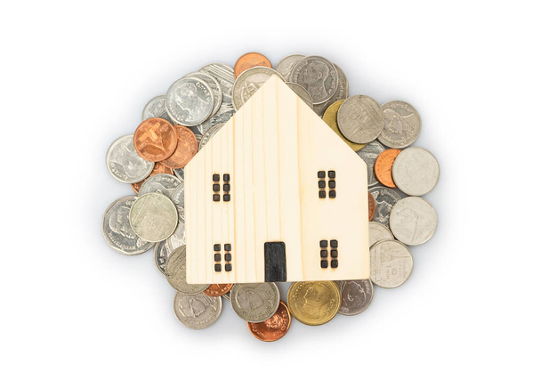 Prestiti per la casa, risparmio di monete con concetto di pianificazione finanziaria, isolato su sfondo bianco
. - Foto, immagini
