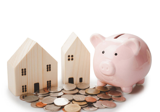 Piggy bank, munten, Home leningen sparen met financiële planning concept, Geïsoleerd op witte achtergrond. - Foto, afbeelding