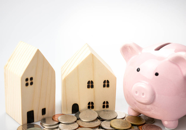 Piggy bank, munten, Home leningen sparen met financiële planning concept, Geïsoleerd op witte achtergrond. - Foto, afbeelding