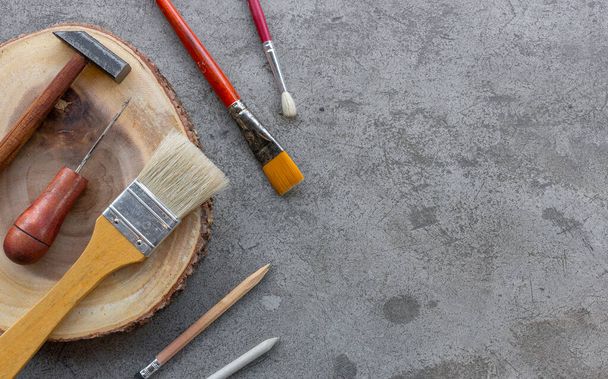 Conceito DIY. ferramentas de artesanato definido no fundo de cimento. vista superior
 - Foto, Imagem