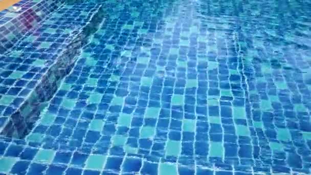 Turkusowe ripple jasne tło wody w basenie - Materiał filmowy, wideo