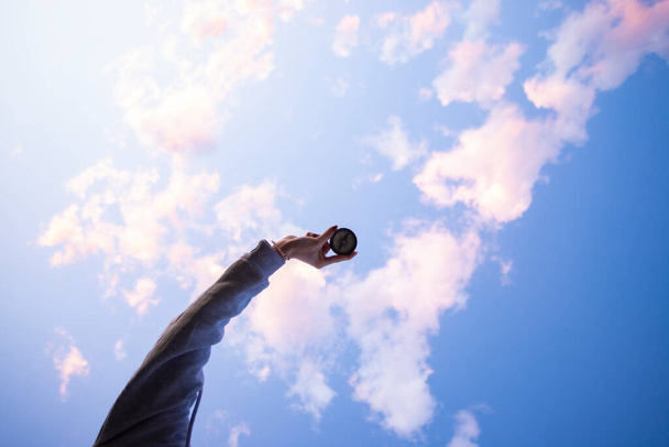 mano sosteniendo una brújula en el cile con nubes, concepto de viaje
 - Foto, imagen