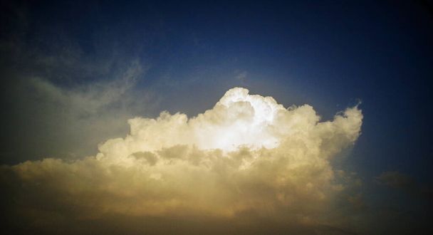 Ciel nuageux dramatique fond naturel
 - Photo, image