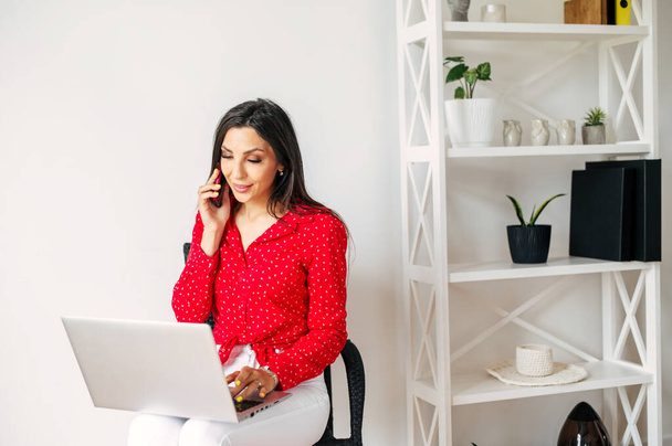 Business woman calling and working on a computer - Photo, Image