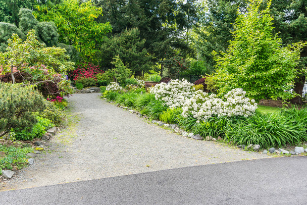 Ein malerischer Gartenweg in Seatac, Washington. - Foto, Bild
