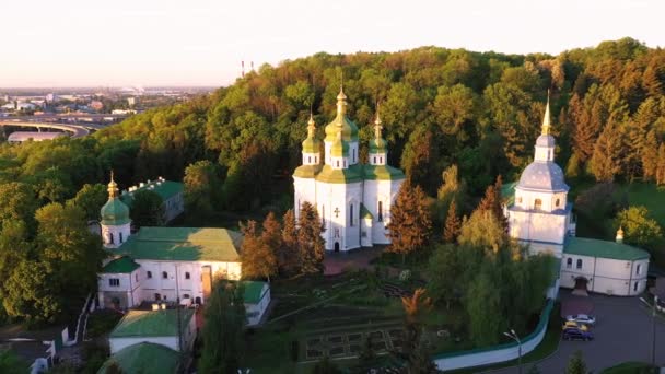 Kijów, Wydubicki klasztor św. Michała i rzeka Dniepr - Materiał filmowy, wideo