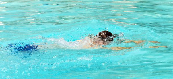 chlapec se baví plavání v bazénu - Fotografie, Obrázek