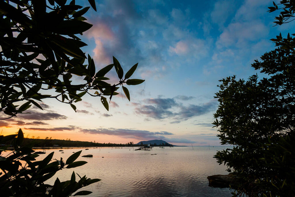 Letni zachód słońca krajobraz morski na tropikalnej wyspie Phu Quoc, wyspa Hon Mot w Wietnamie. Romantyczny widok, Bai Thom obszarze. - Zdjęcie, obraz
