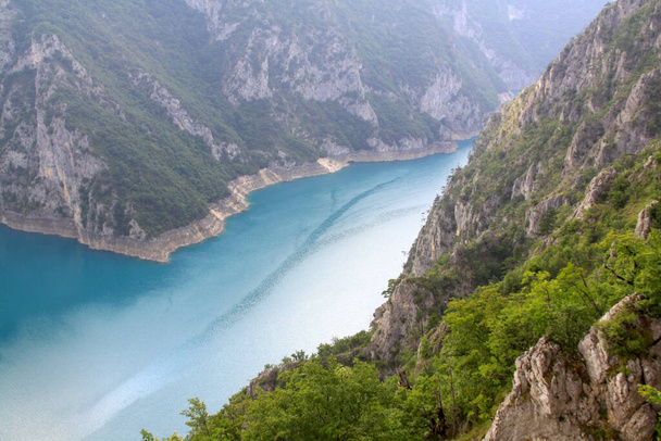Karadağ 'ın dağlarında Durmitor çevre yolu üzerindeki Piva Gölü' nün (Pivsko Jezero) turkuaz suyu rezervi - Fotoğraf, Görsel