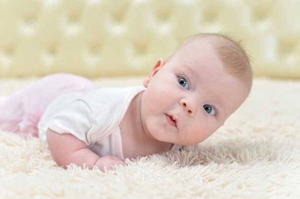 funny little baby girl crawling - Foto, immagini