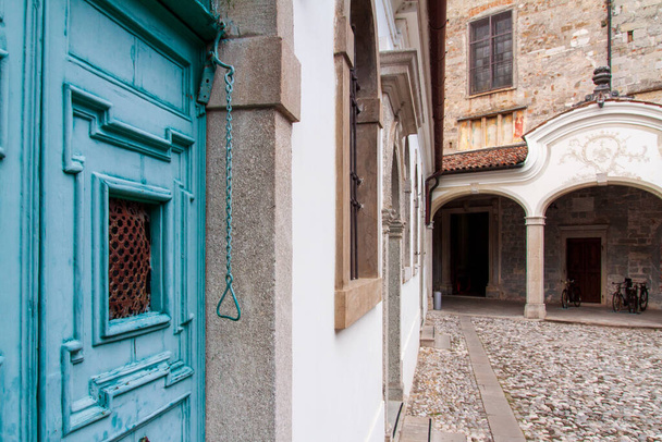 Старий дверний дзвінок у старому італійському місті. - Фото, зображення
