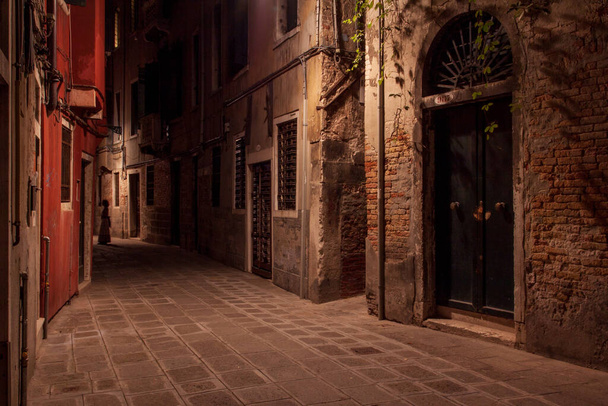 Prázdné ulice Benátek v noci. Mystická atmosféra obojí - Fotografie, Obrázek