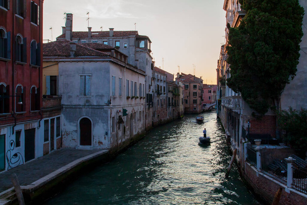 Velencei csatorna. Egy romantikus hely Velence szívében. - Fotó, kép