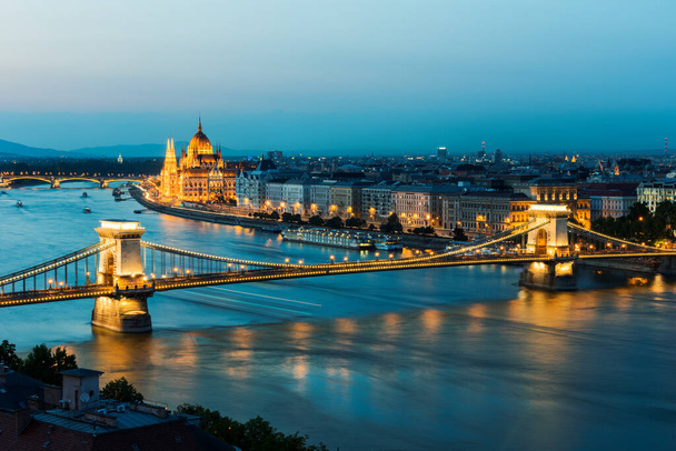 Vue panoramique de nuit de Budapest depuis Gellert Hill. Budapest, Hongrie
. - Photo, image