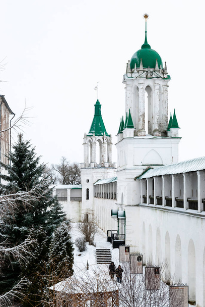 Yaroslavl region, Rostov the Great, Russia January 5, 2014: Spaso-Yakovlevsky monastery. View from the tower of the monastery wall. - Fotoğraf, Görsel