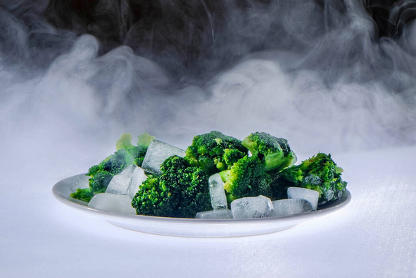 Brócoli orgánico fresco cubierto de hielo y escarcha. verduras congeladas frías al vapor. humo blanco y fondo de humo. dieta vegetariana nutritiva saludable. Recién salido de la nevera
 - Foto, Imagen
