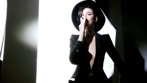 női divat-model, kalap és cigaretta - Felvétel, videó