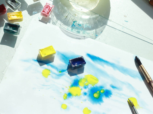 foto do processo de arte da cor da água no estúdio criativo
 - Foto, Imagem