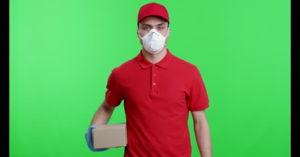 Leverancier in beschermende masker gebaren stopteken - Video