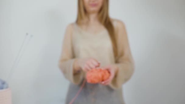 fiatal nő teker fel szálak kötés - Felvétel, videó
