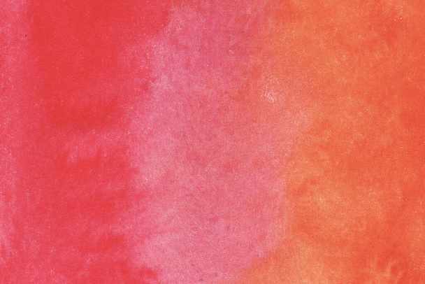 Rózsaszín és narancs akvarell textúra háttér nedves ecset foltok, stroke. Akvarell mosás. Absztrakt művészeti keret, üres hely a szövegnek. Akril kézzel festett gradiens háttér. - Fotó, kép