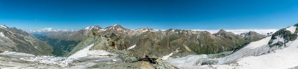 Vista panorámica de los hermosos Alpes suizos desde la estación de Mittelallalin cerca de Saas-Fee, Suiza
 - Foto, imagen