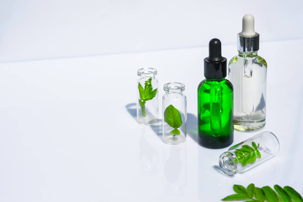 ホメオパシー植物油。有機・バイオ化粧品・食品添加物の概念 - 写真・画像