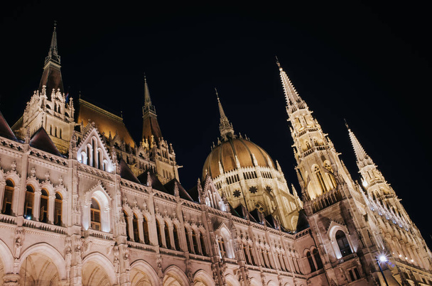 Вид на архитектурные элементы Парламента в Будапеште ночью
. - Фото, изображение