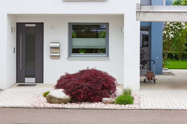 entrada da casa do edifício moderno novo na primavera de alemanha
 - Foto, Imagem