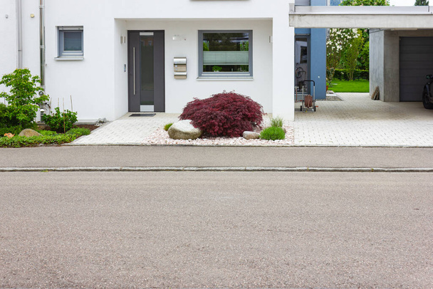 είσοδος σπιτιού νέου μοντέρνου κτιρίου στη Γερμανία την άνοιξη - Φωτογραφία, εικόνα